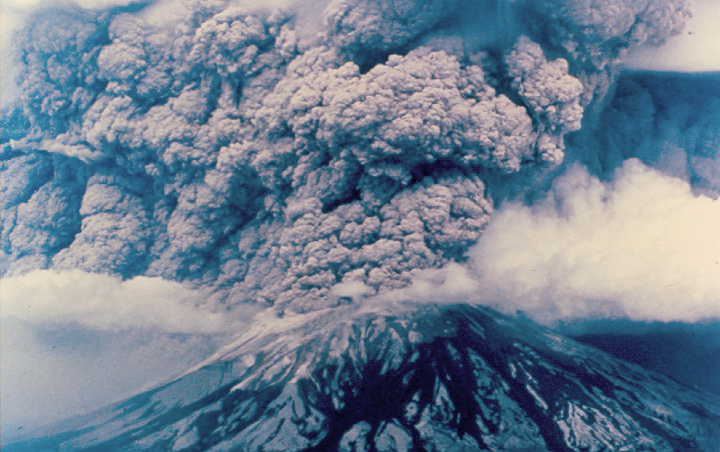Mt St Helens erupted in a huge plume of ash