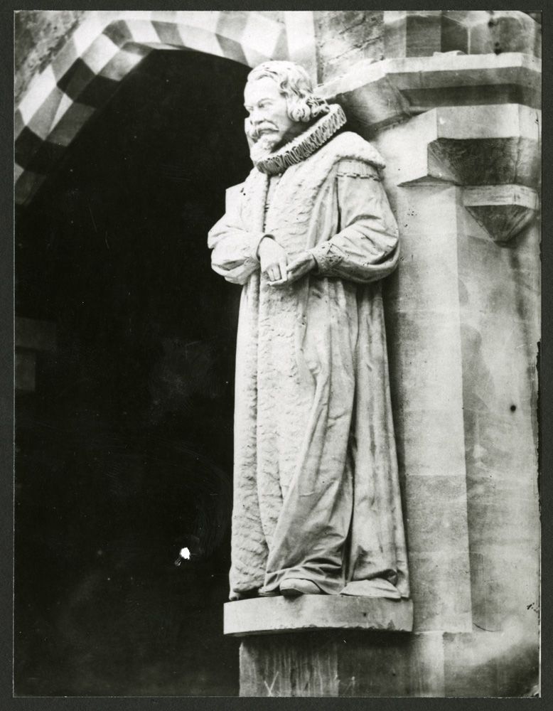 Black and white photo of a statue of Francis Bacon